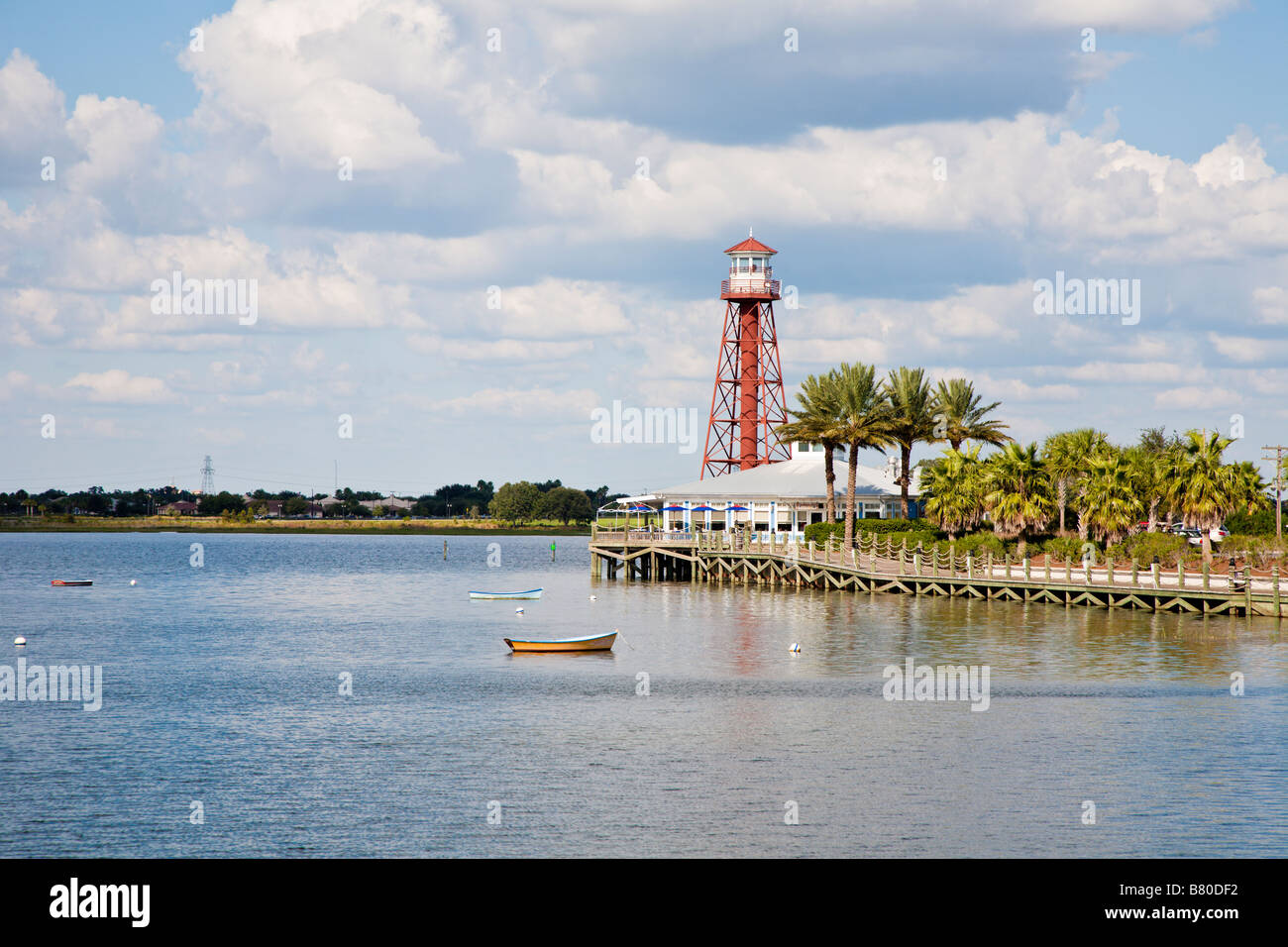 Nachbildung der Leuchtturm neben Fischrestaurant in The Villages Ruhestandsgemeinschaft in Zentral-Florida, USA Stockfoto
