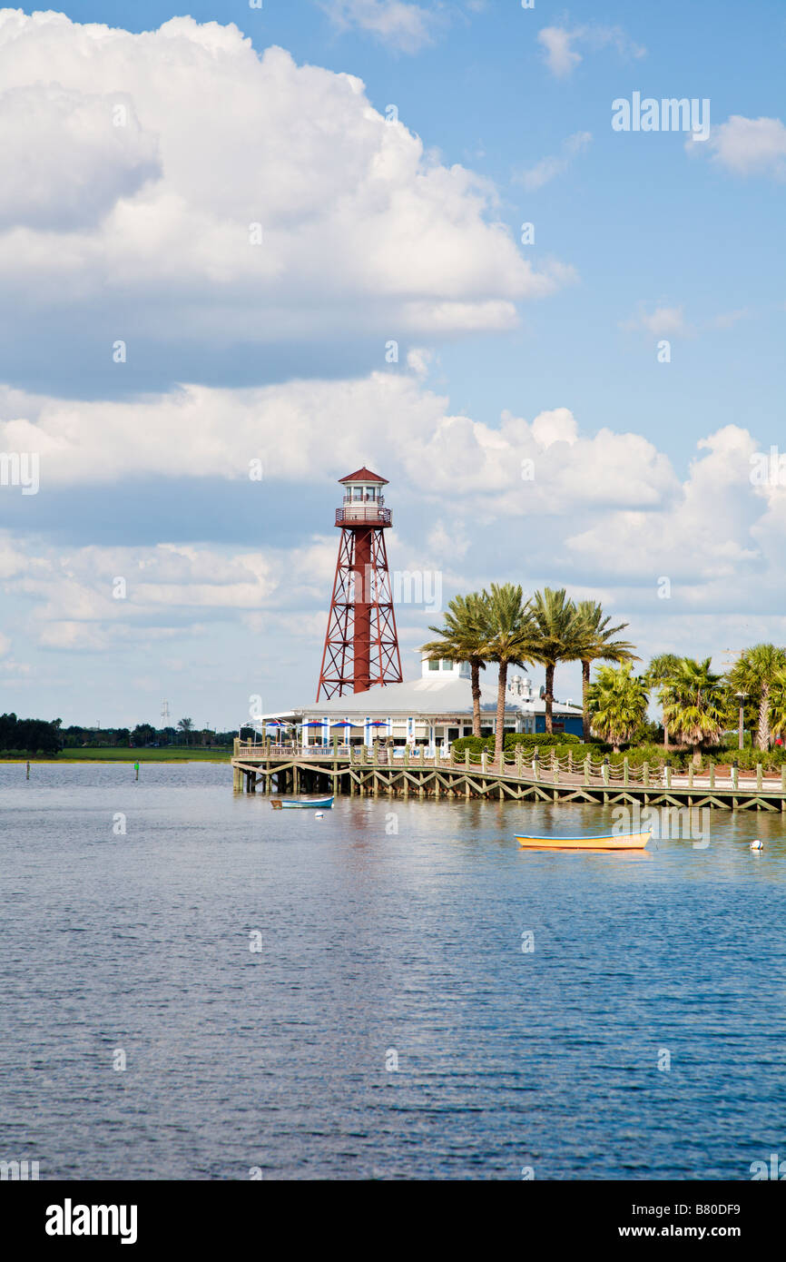 Nachbildung der Leuchtturm neben Fischrestaurant in The Villages Ruhestandsgemeinschaft in Zentral-Florida, USA Stockfoto