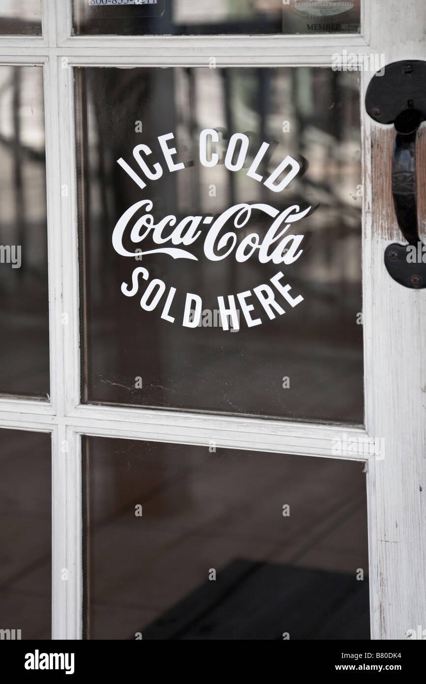 Alte Holztür Glas Eis kalte Coca-Cola verkauft hier registrieren Stockfoto