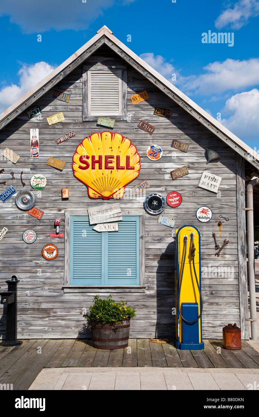 Antike Kraftstoffpumpe Benzin und Dekorationen auf Holzrahmen Gebäude in The Villages Ruhestandsgemeinschaft in Zentral-Florida, USA Stockfoto