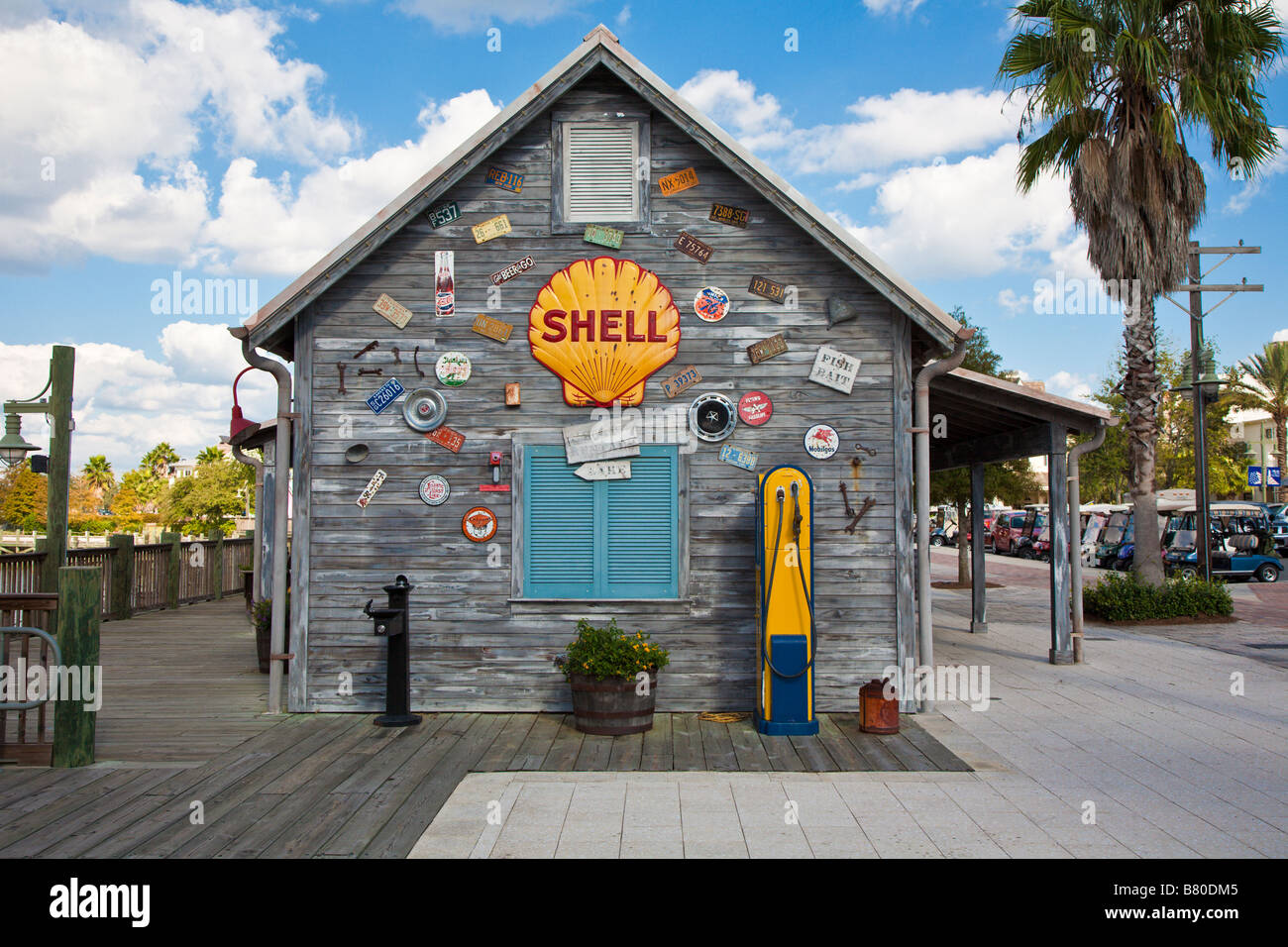 Antike Kraftstoffpumpe Benzin und Dekorationen auf Holzrahmen Gebäude in The Villages Ruhestandsgemeinschaft in Zentral-Florida, USA Stockfoto