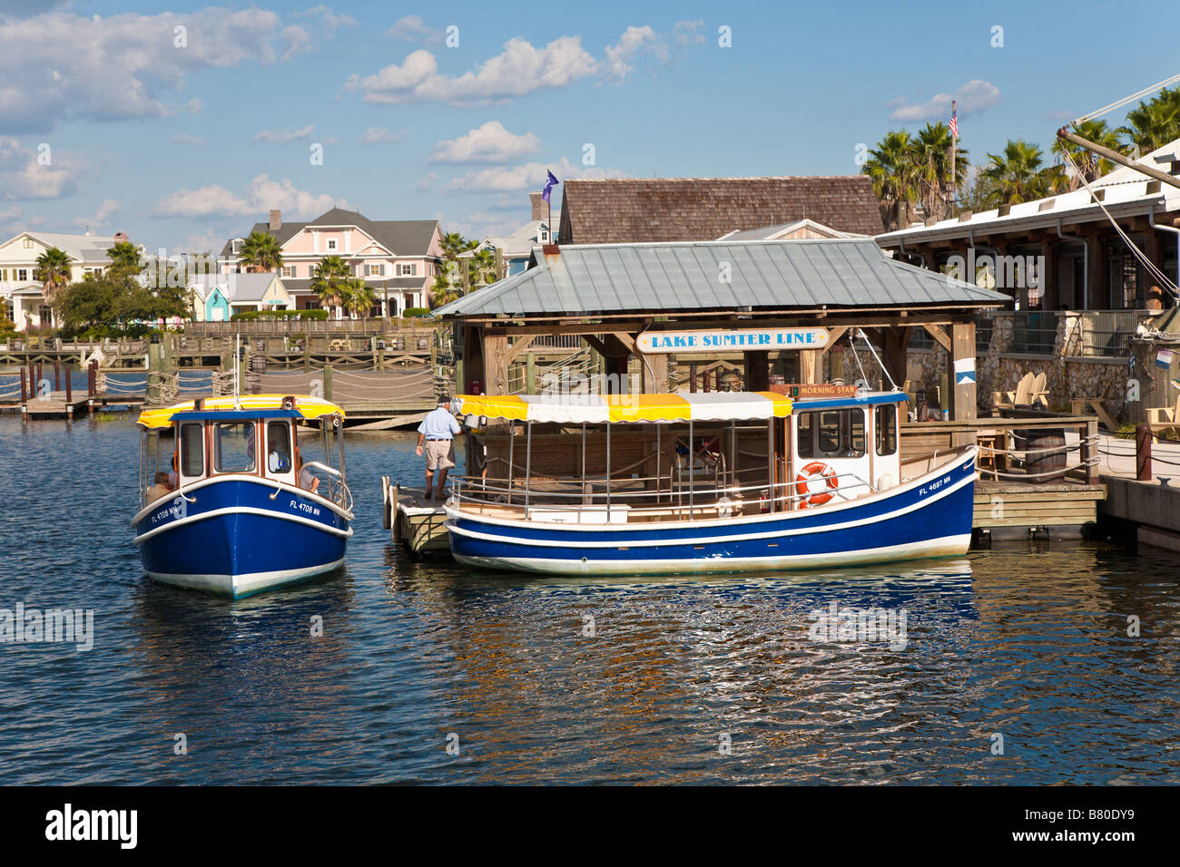 Fähre befördert Passagiere über Cherry See in The Villages Ruhestandsgemeinschaft in Zentral-Florida, USA Stockfoto