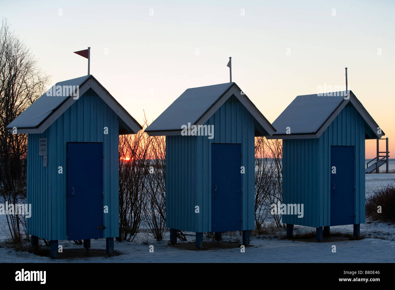 Leere Umkleidekabinen am Strand im Winter, Finnland Stockfoto