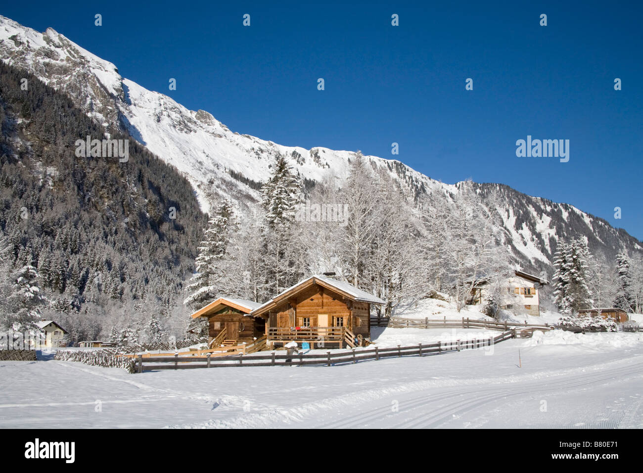 Bucheben Österreich EU Januar alpinen Stilhaus umgeben von tiefen Schnee in dieser kleinen Ortschaft im Rauriser Sonnen Tal Stockfoto