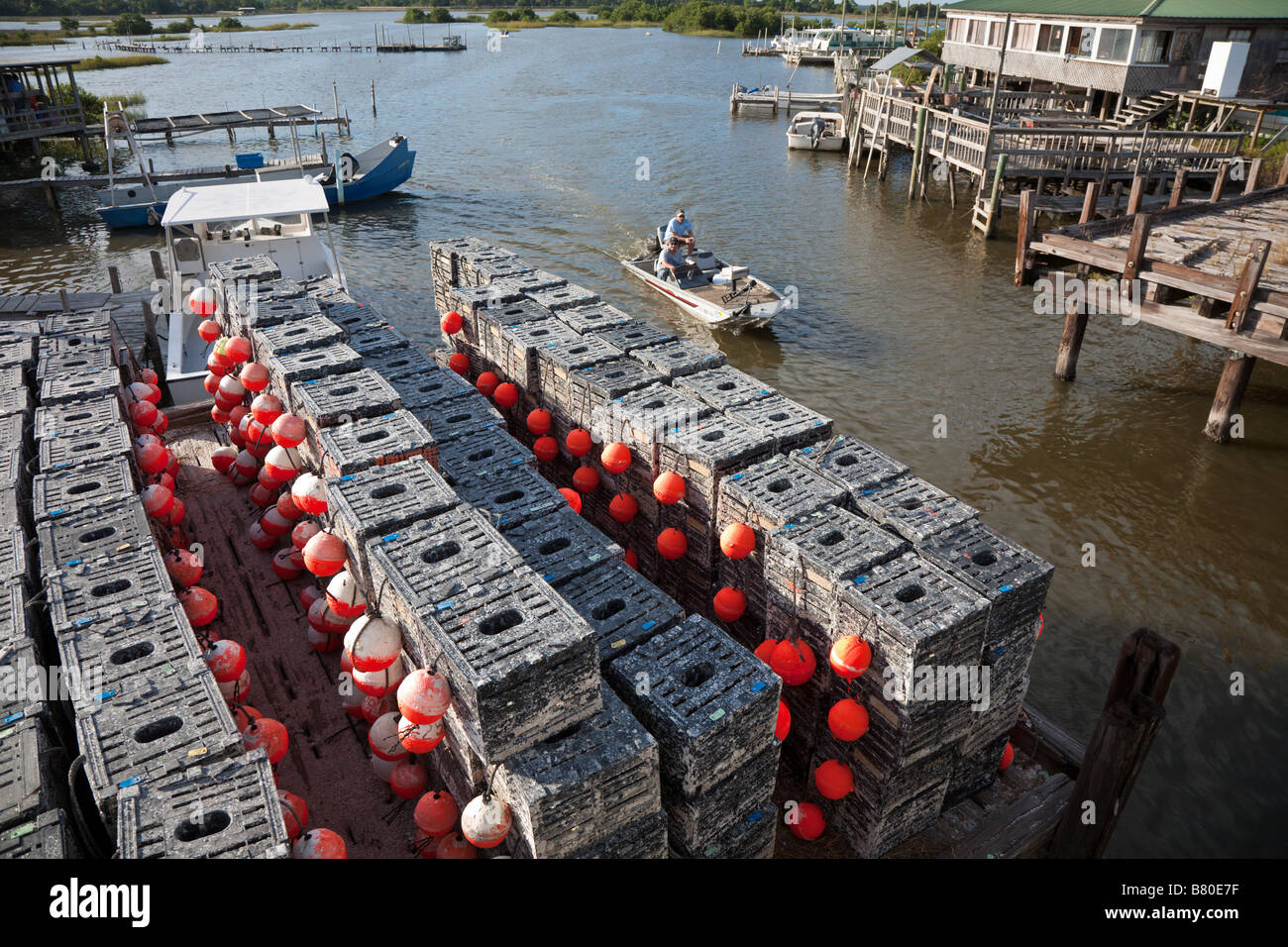 Krabben Sie-dock fallen mit leuchtend orange Schwimmern auf gestapelt in Cedar Key, Florida, USA Stockfoto