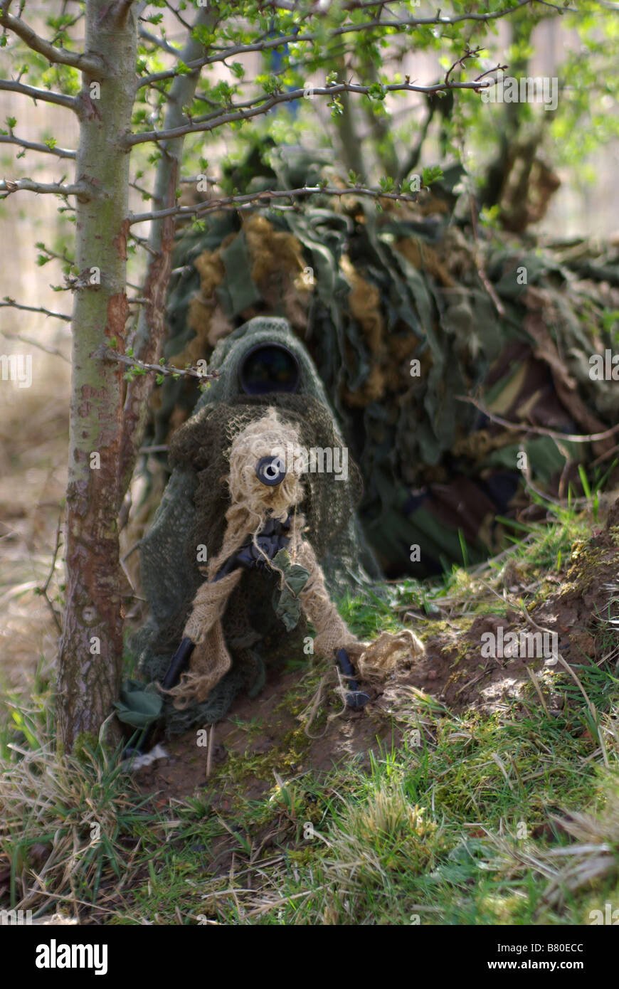 Scharfschütze im Ghillie suit Stockfoto