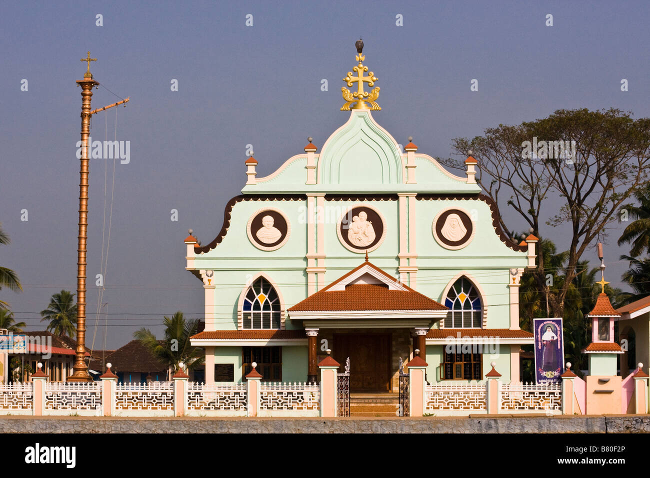 Christliche Kirche auf den Backwaters in Alappuzha oder Alleppey, Kerala, Indien Stockfoto