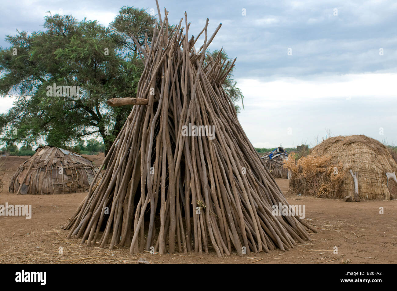 Großes Lagerfeuer aus dem Stamm der Dasanech-Omovalley-Äthiopien-Afrika Stockfoto