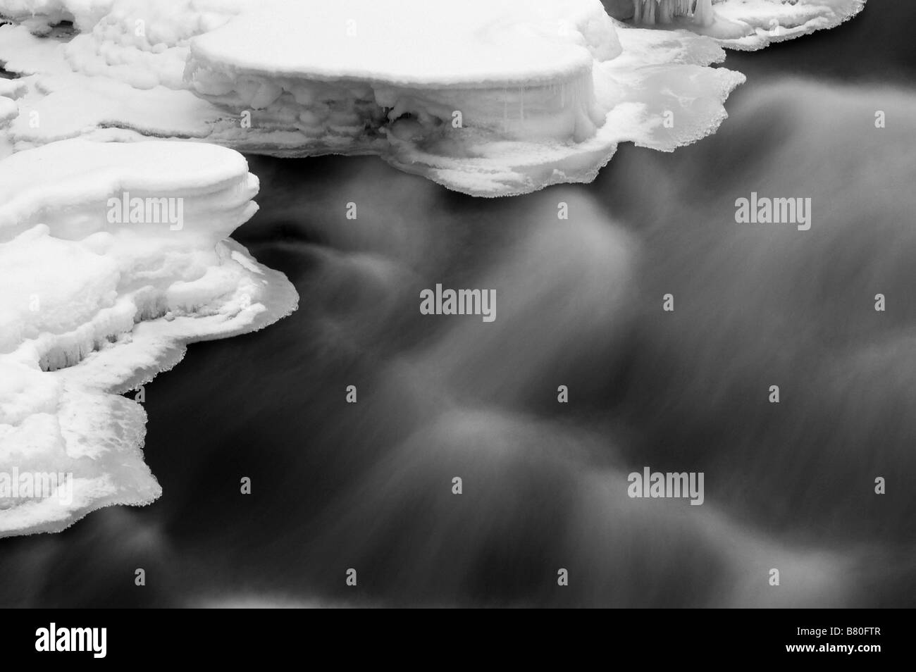 Gefrorene Flussufer von Stromschnellen, Vaatunkiköngäs, Rovaniemi, Finnland Stockfoto