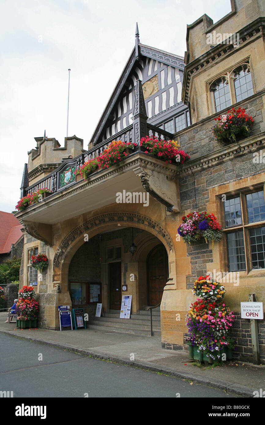 Die markante Architektur des Lynton Rathaus von 1900, North Devon, England UK Stockfoto