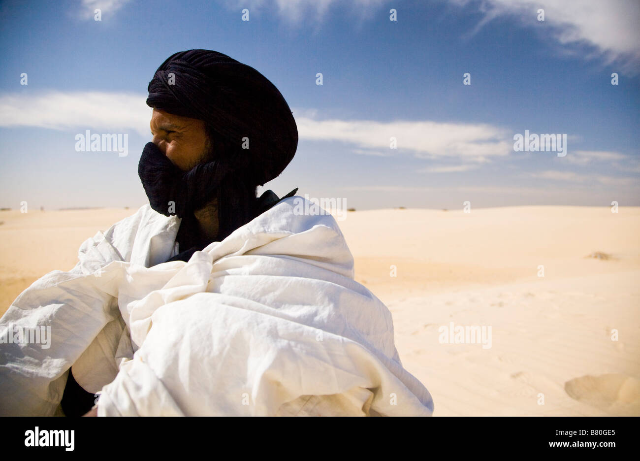 Arabische Mann sitzt in der Wüste. Stockfoto