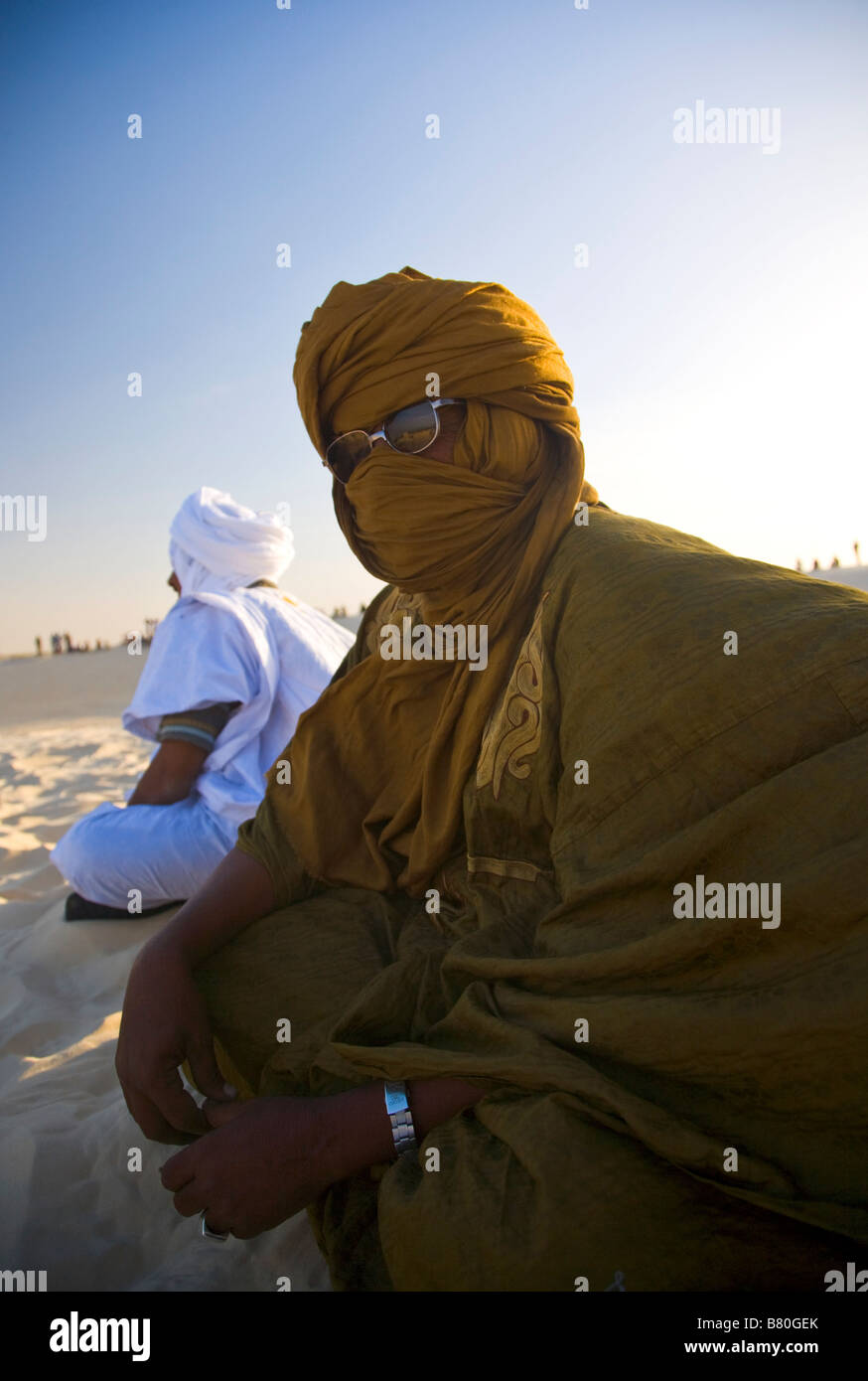 Nomadischen arabischen Mann sitzt in der Wüste. Stockfoto
