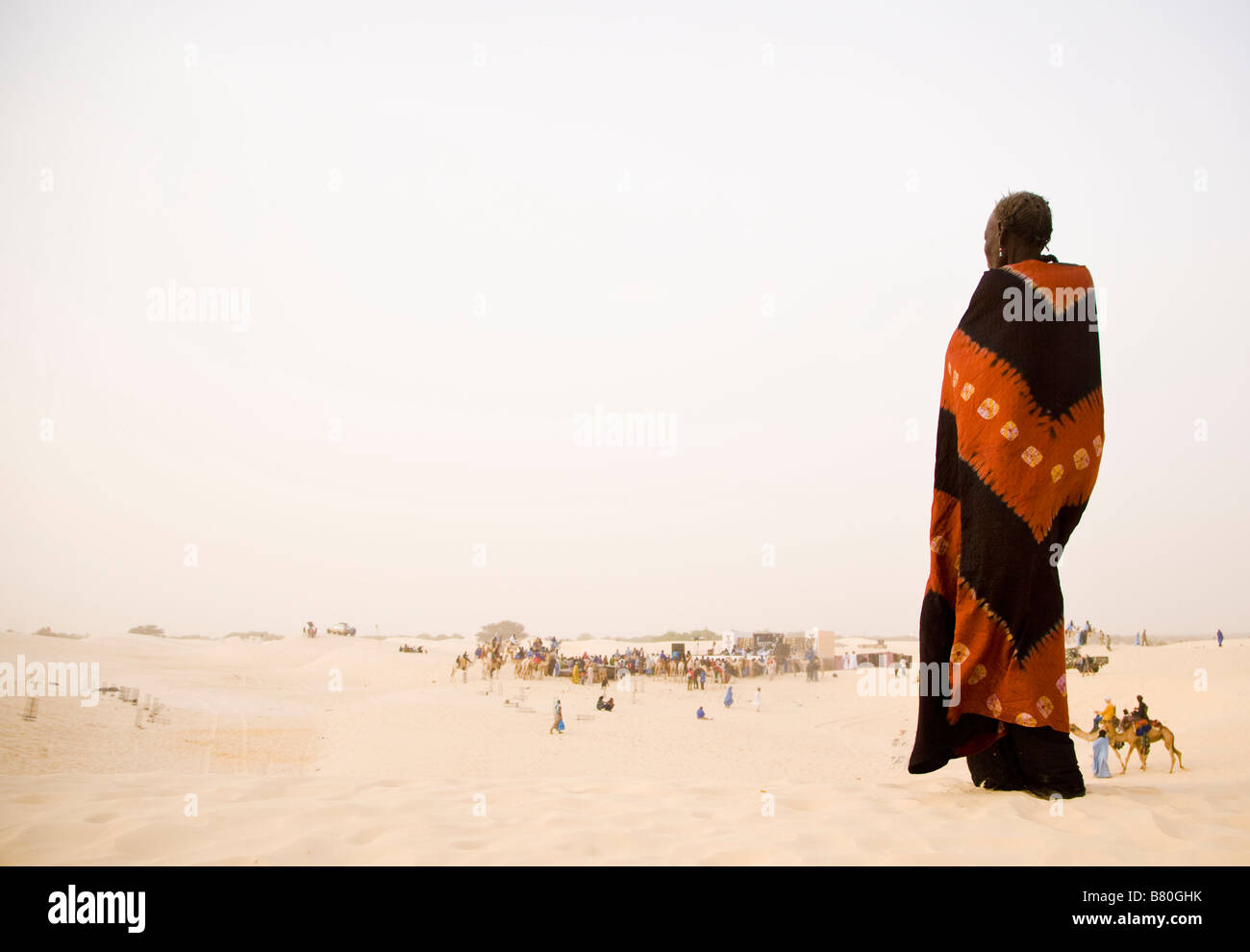 Afrikanische Nomaden auf einer Sanddüne. Stockfoto