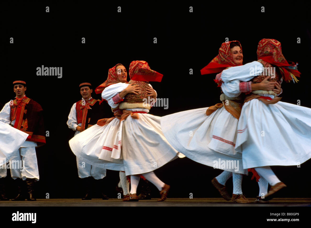 Eine kroatische Folkloregruppe auf der Bühne in traditioneller Tracht Stockfoto