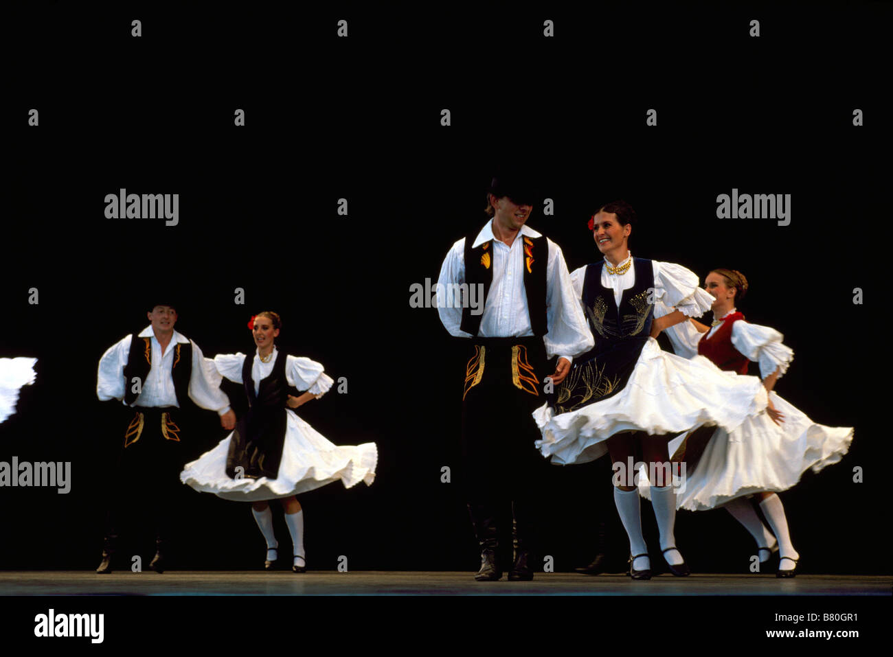 Eine kroatische Folkloregruppe auf der Bühne in traditioneller Tracht Stockfoto