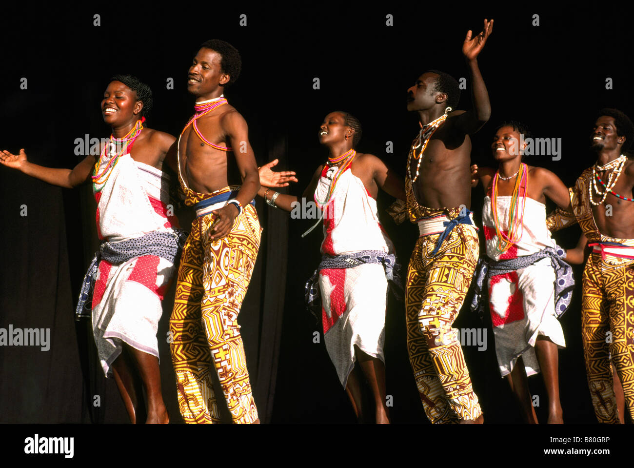 Afrikanischen Tänzerinnen aus Côte d ' Ivoire (Elfenbeinküste) in Westafrika einen traditionellen Tanz im Kostüm auf der Bühne Stockfoto