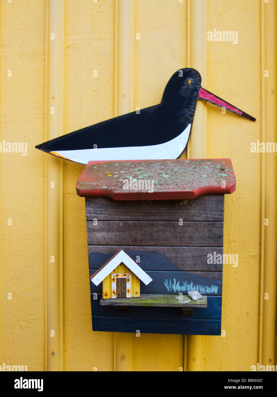 Bemalter Briefkasten vor dem Haus im Dorf an der Swedens Bohuslan-Küste 2 Stockfoto