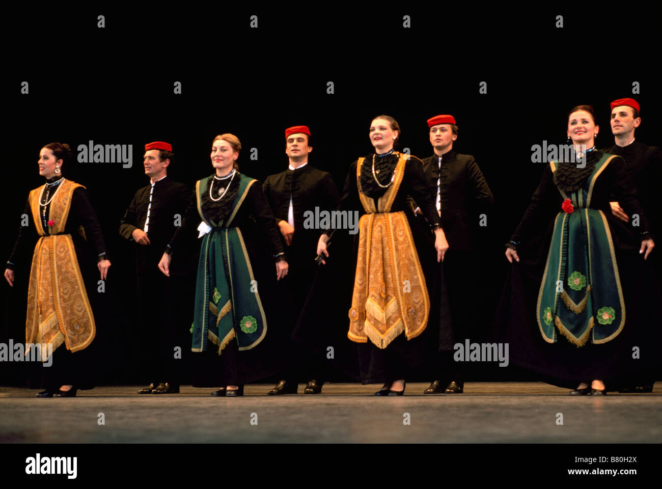 Eine kroatische Folkloregruppe auf der Bühne in traditioneller Tracht Stockfoto