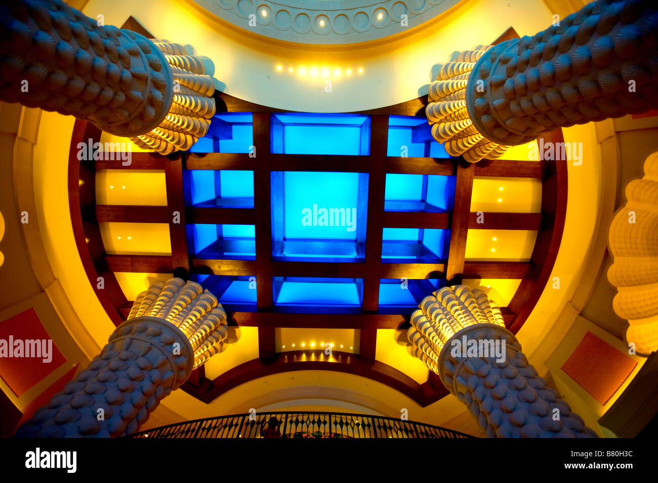 Decke der Lobby des Atlantis Hotel in Palm Jumeirah Stockfoto
