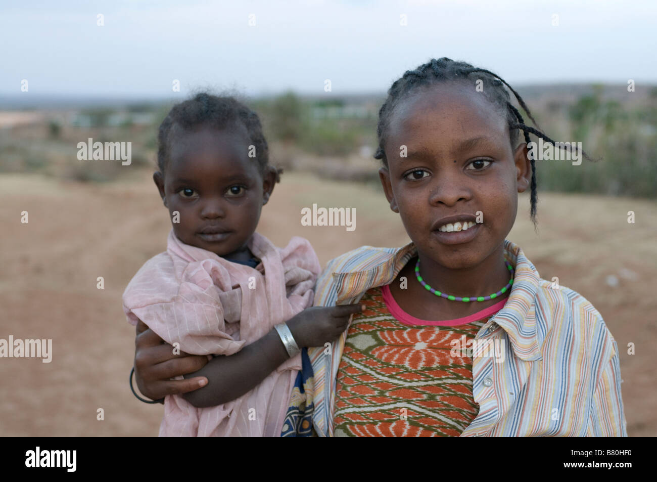 Junge muslimische äthiopische Mädchen hält ihre kleinen Sistern Yabello Äthiopien Afrika Stockfoto