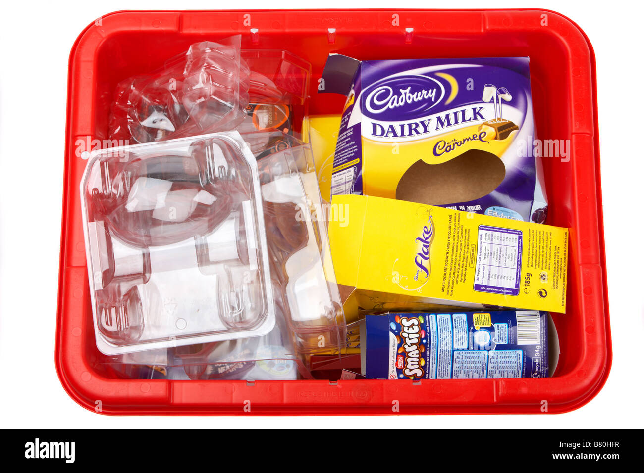 Haufen von verschiedenen leer Osterei-Boxen, Verpackungen und Kartons von britischen Herstellern platziert in einem Kerbie Bordsteinkante Recycling Stockfoto