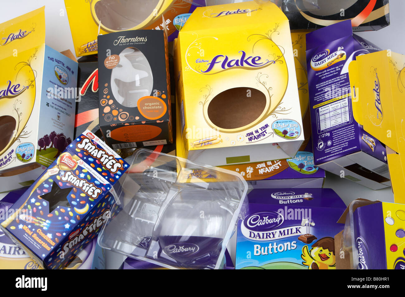 Haufen von verschiedenen leer Osterei-Boxen, Verpackungen und Kartons von britischen Herstellern Stockfoto