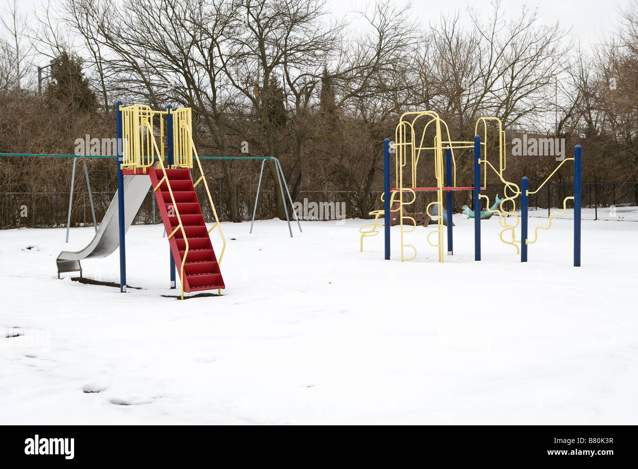 Einen leeren Spielplatz in der Winterzeit. Stockfoto