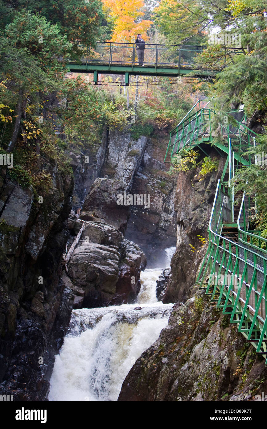 Ein Mann steht auf einer Brücke über hohe Schlucht fällt eine Attraktion New Yorks 6. Oktober 2008 Stockfoto