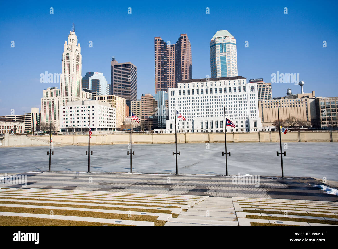 Ein Blick auf die Innenstadt von Columbus Ohio aus über den gefrorenen Scioto River Stockfoto