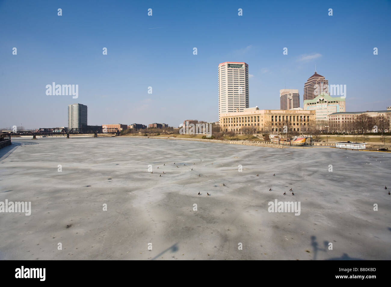 Ein Blick auf die Innenstadt von Columbus Ohio aus über den gefrorenen Scioto River Stockfoto