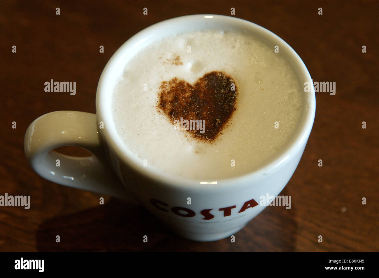 Ein heißer Kaffee trinken dekoriert mit Liebe Herz Stockfoto