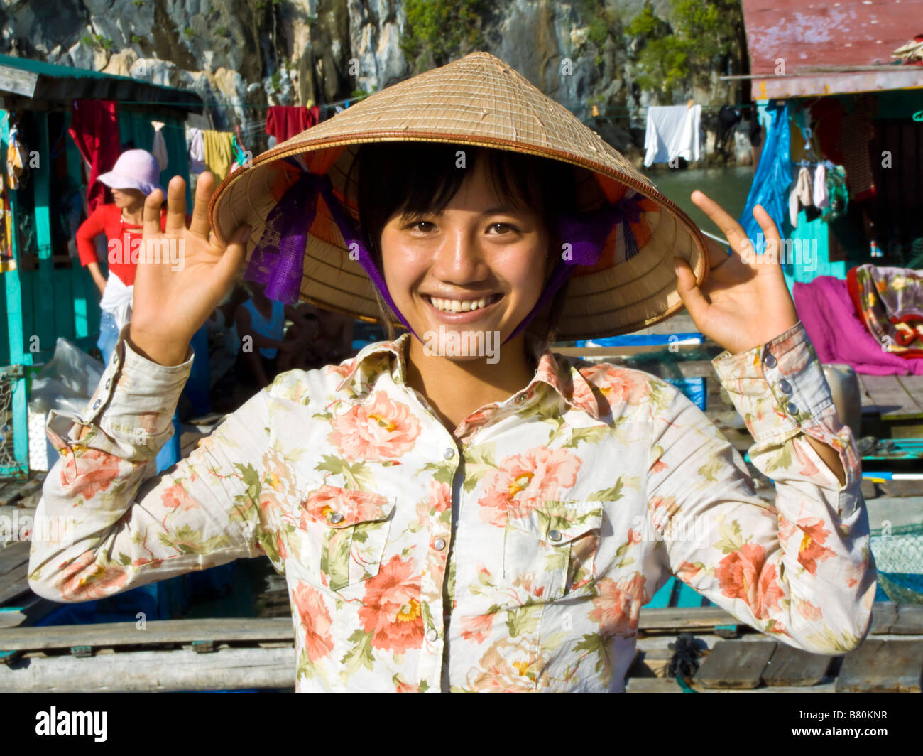 Vietnamesin mit traditionellen konischen Hut Halong Bucht Vietnam JPH0163 Stockfoto