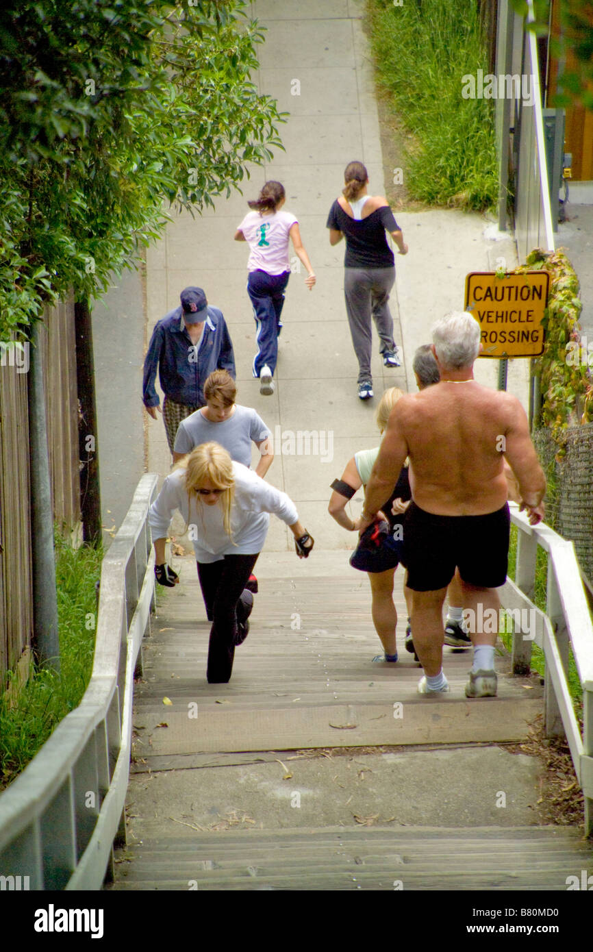 Die Einwohner von Santa Monica Kalifornien bekommen ein aerobes Training auf die lange steile Außentreppe Adelaide Street Stockfoto