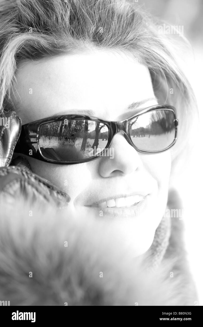 Porträt Frau auf Sonnenbrille hautnah Stockfoto