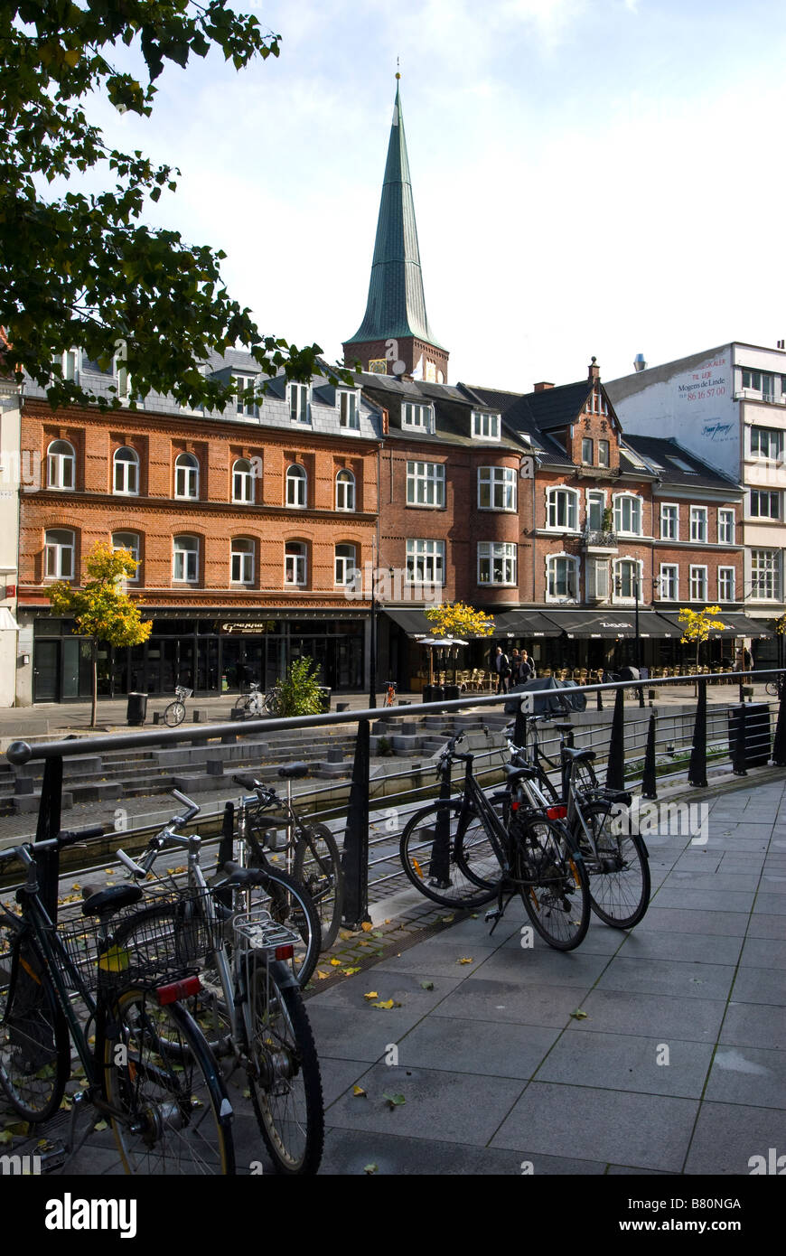 Fahrräder parken durch Geländer auf Aboulevarden, Arhus, Dänemark Stockfoto