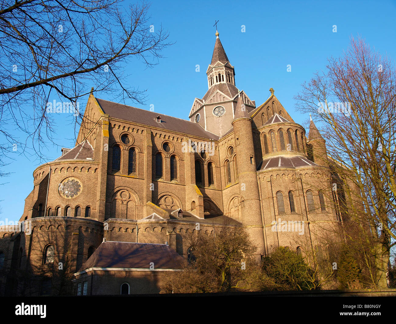 Die katholische Kirche im Stadtzentrum von Vught Niederlande ist für Sicherheit Gründe Petruskerk St Peter geschlossen. Stockfoto