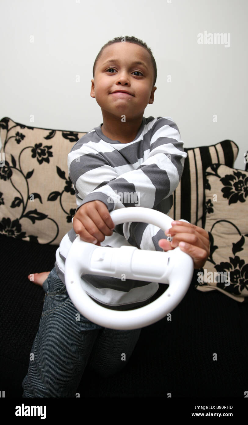 6 Jahre alten Jungen spielen Mario Kart auf der Nintendo Wii Stockfoto