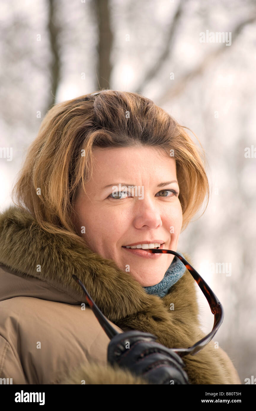 Porträt Frau auf Sonnenbrille hautnah Stockfoto