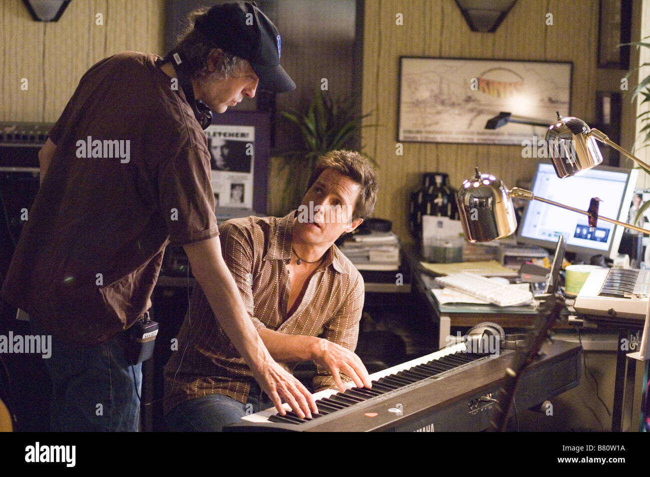 Marc Lawrence Marc Lawrence Regisseur Marc Lawrence avec Hugh Grant sur le tournage/auf dem Satz du Film Le Come-back/Musik und Lyrics Jahr: 2007 USA Stockfoto