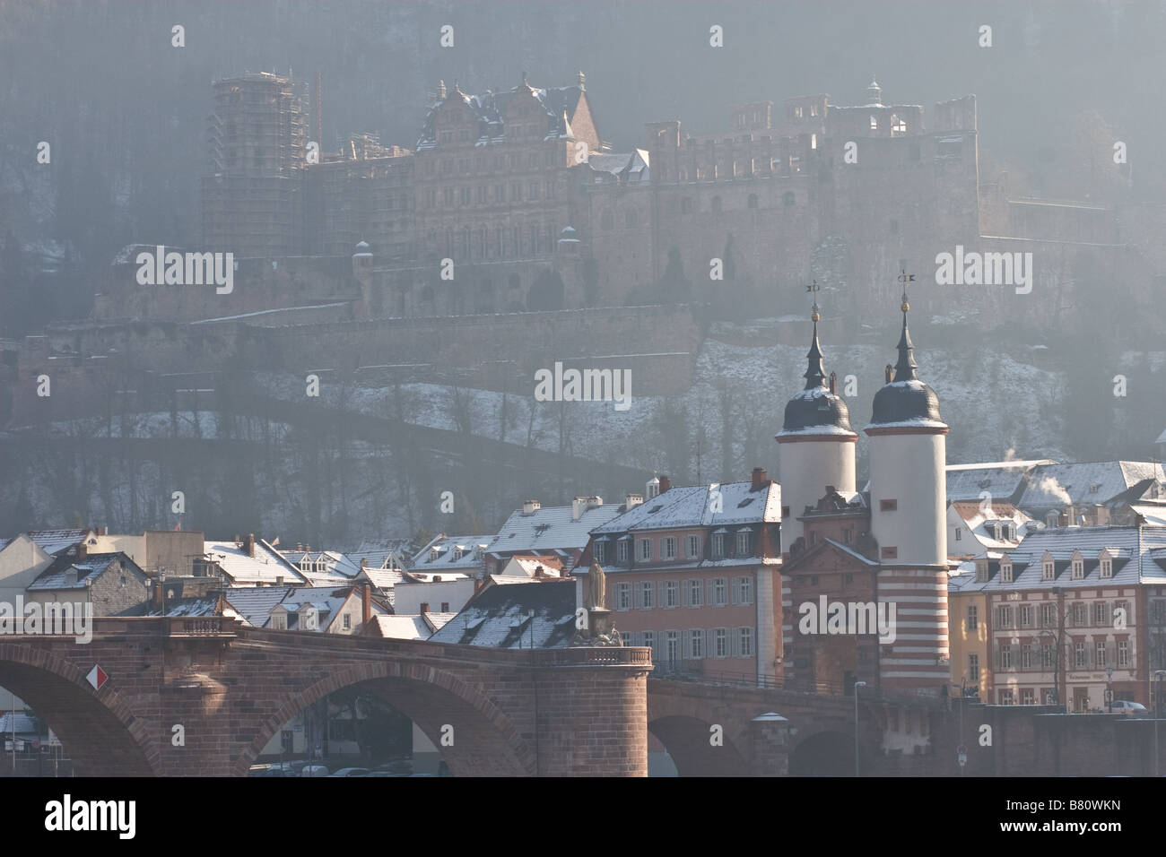 Heidelberger Schloss im Winternebel Stockfoto