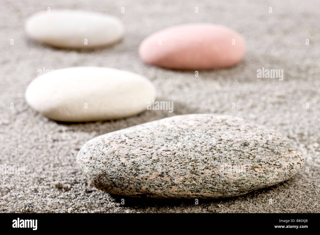 Schritt Steinen am Strand Stockfoto