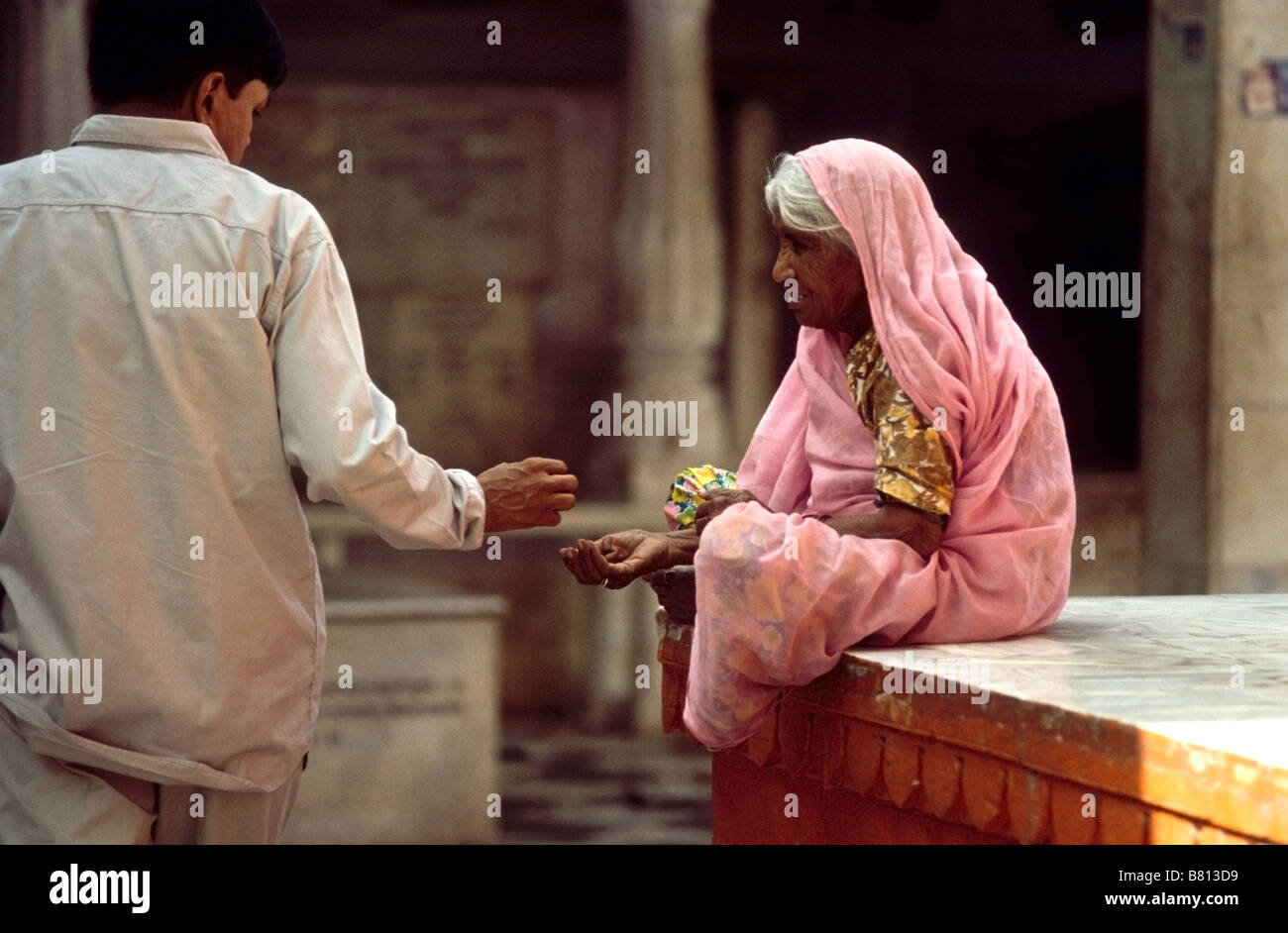 Bettler-Frau in der Brahma-Tempel in Pushkar, Indien Stockfoto