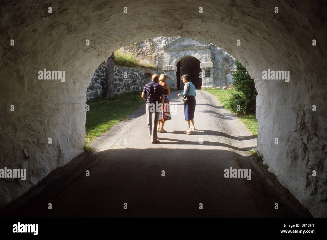 Die Menschen gehen auf Gelände der Burg in Dänemark Stockfoto