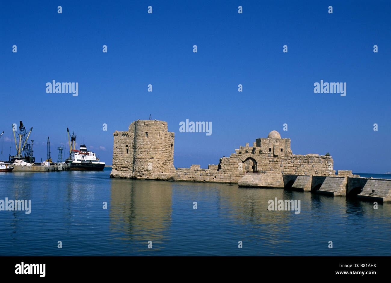 Die Ruinen des Meeres Kreuzfahrerburg in Sidon, Libanon, bieten einen historischen Kontrast gegen die Stadt moderne Hafenanlage Stockfoto