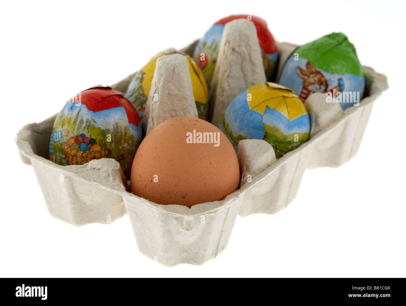 einzelne Freilandhaltung Ei gelegt in eine Schachtel mit kleinen verpackten Schokoladeneier Stockfoto