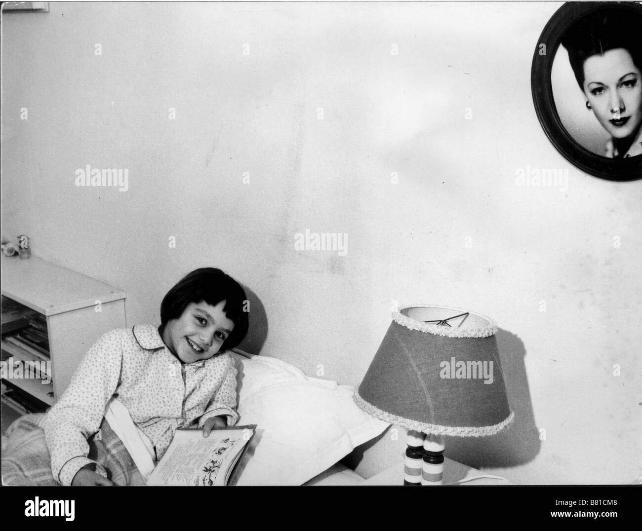 Tina Aumont als Kind in ihrem Schlafzimmer unter einem Porträt ihrer Mutter Maria Montez Stockfoto