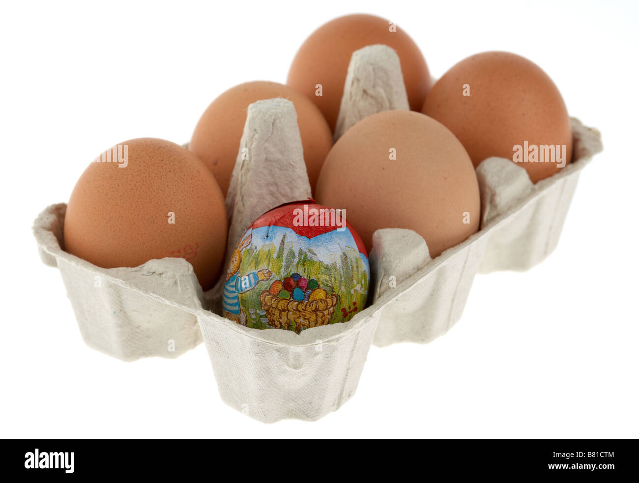 einzelne verpackte kleine Schokoladen Osterei gelegt in einen Eierkarton mit 5 Freilandeier Stockfoto