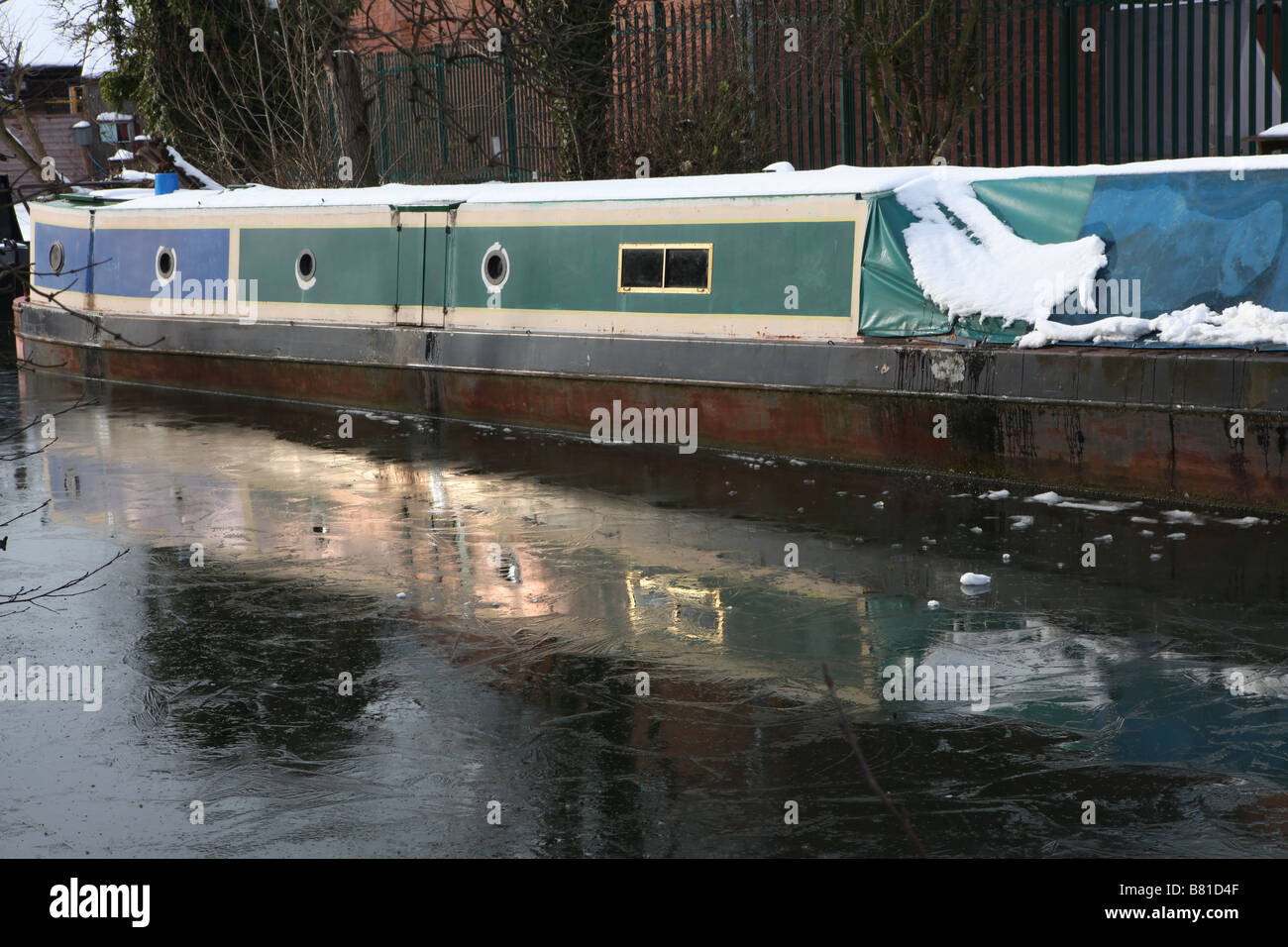 eine schmale Boot in einem gefrorenen Kanal in Hertford mit seinen Überlegungen auf dem Eis Stockfoto