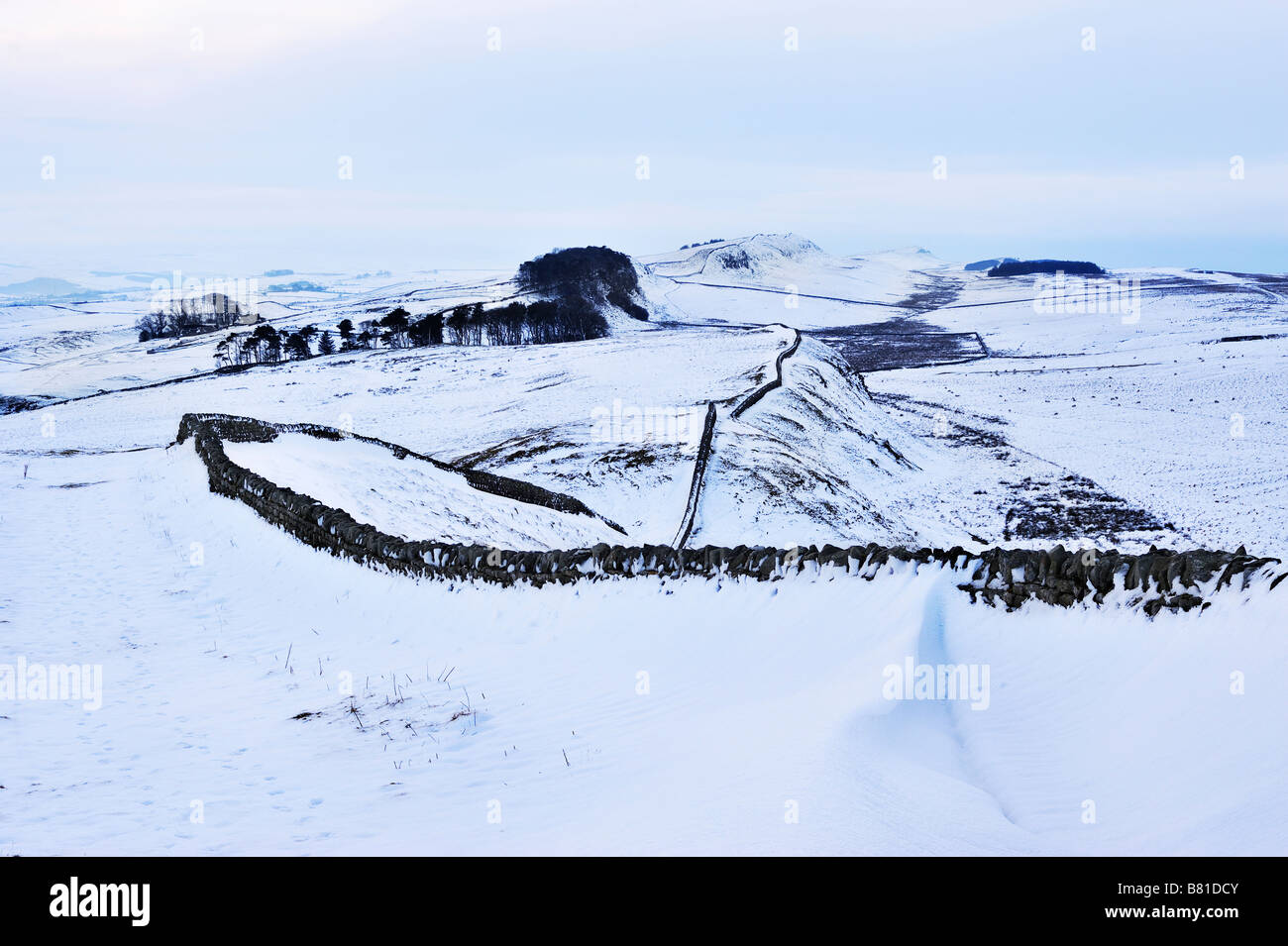 Ansicht von Housesteads und Schnee bedeckt Hadrianswall in Northumberland Stockfoto