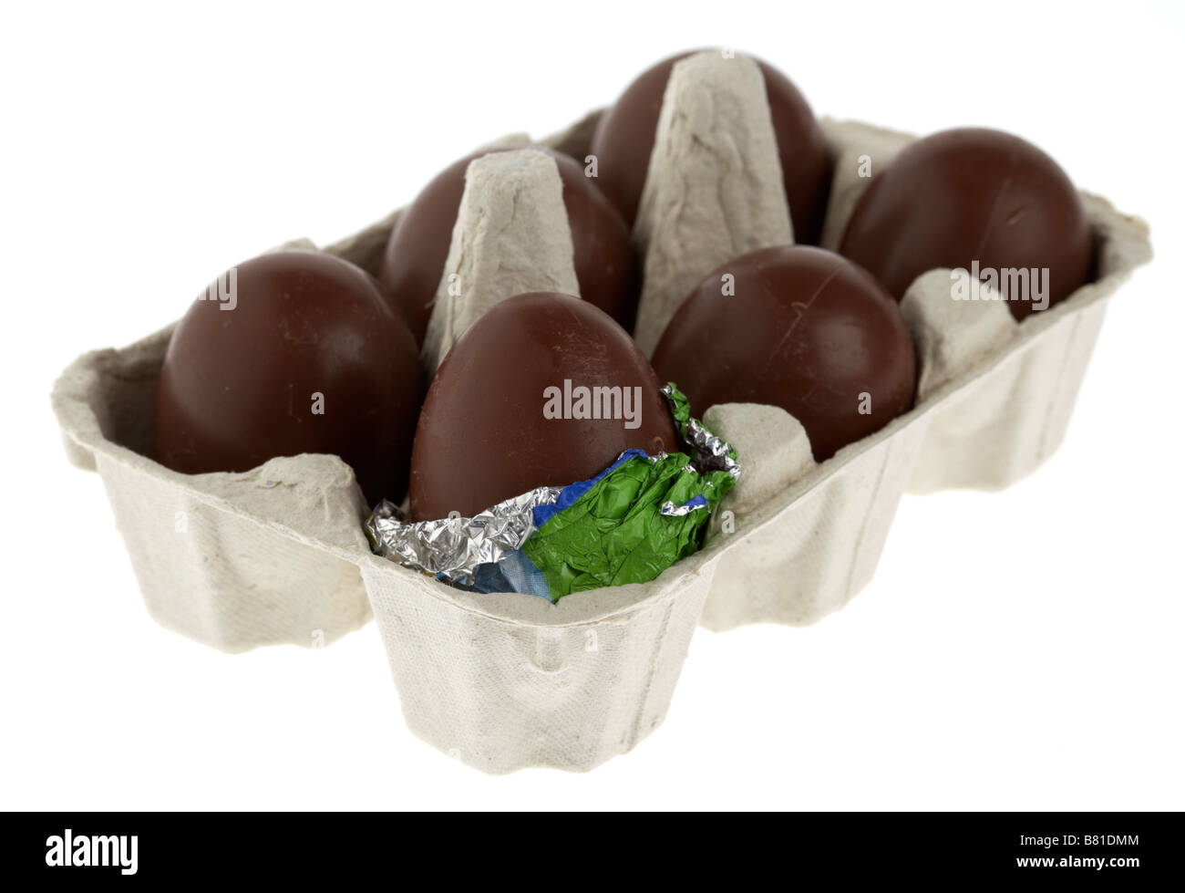 einzigen teilweise ausgepackt Schokoladen Osterei gelegt in eine Schachtel mit kleinen ausgepackt Ostereier Stockfoto
